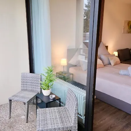 Charmantes In Messe-naehe Mit Parkplatz Apartment