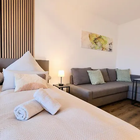 Charmantes In Messe-naehe Mit Parkplatz Apartment *